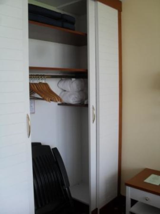 Schrank mit Bademänteln und Stühlen für draußen Hotel Fährhaus