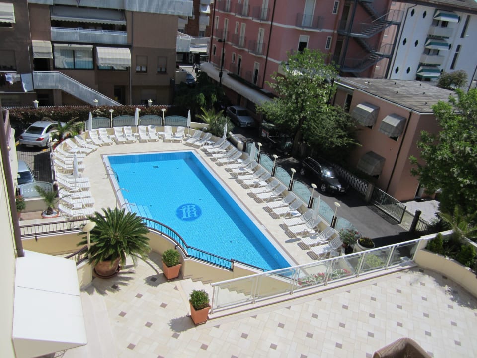 Auf den Pool und einem Teil vom Parkplatz Hotel International Beach