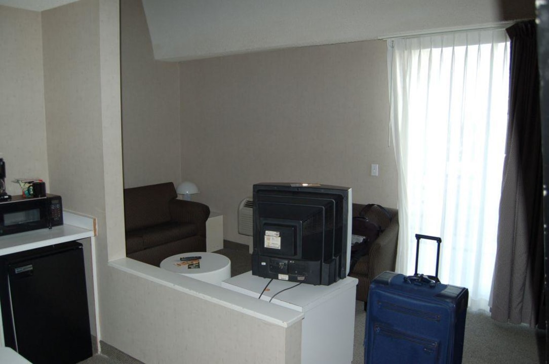 Wohnbereich von der Küche aus Hotel Ramada Plaza West Hollywood