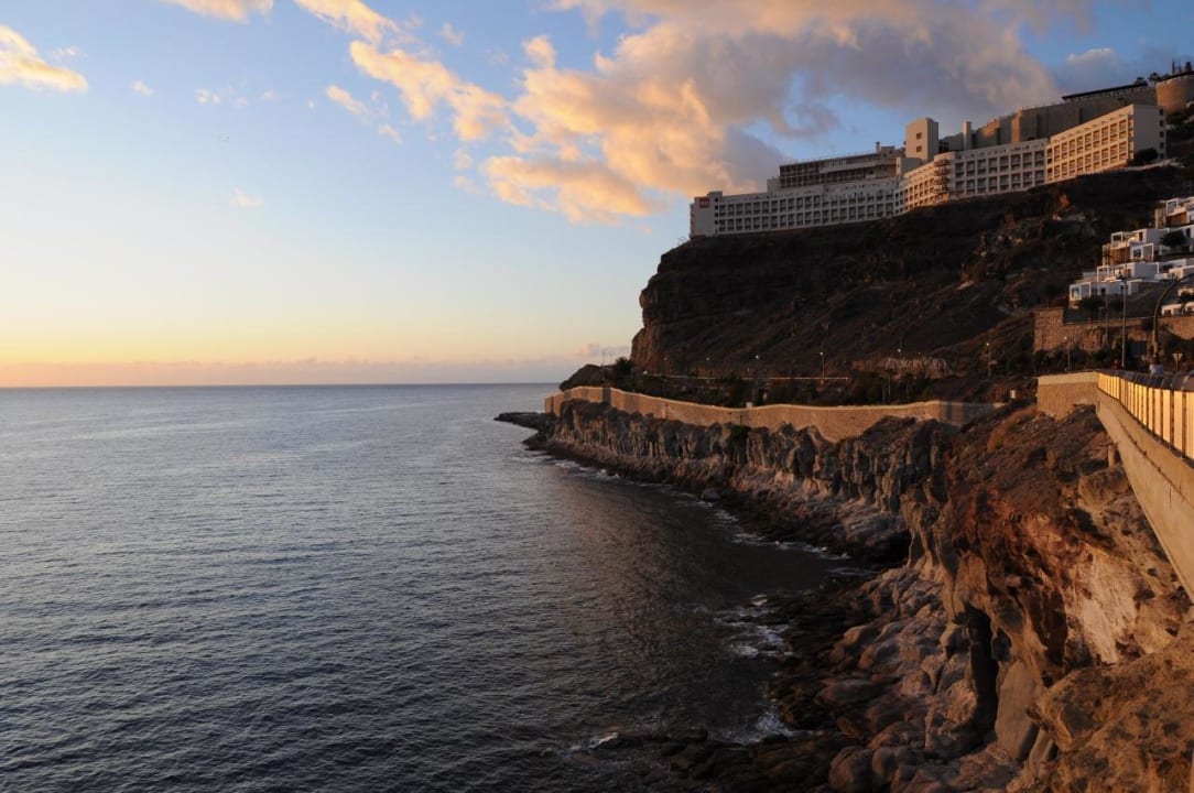 Widok z promenady na hotel Hotel Riu Vistamar