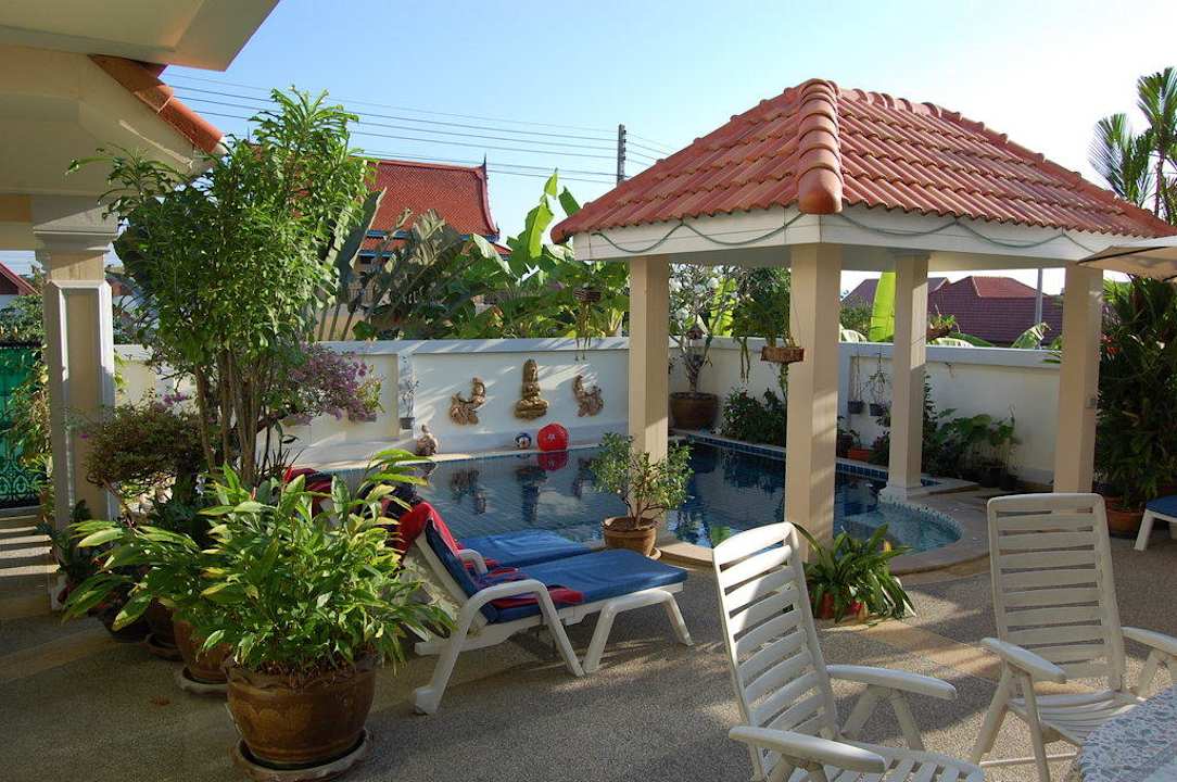 Blick auf den Pool und Garten Gästehaus Baan Kinnaree