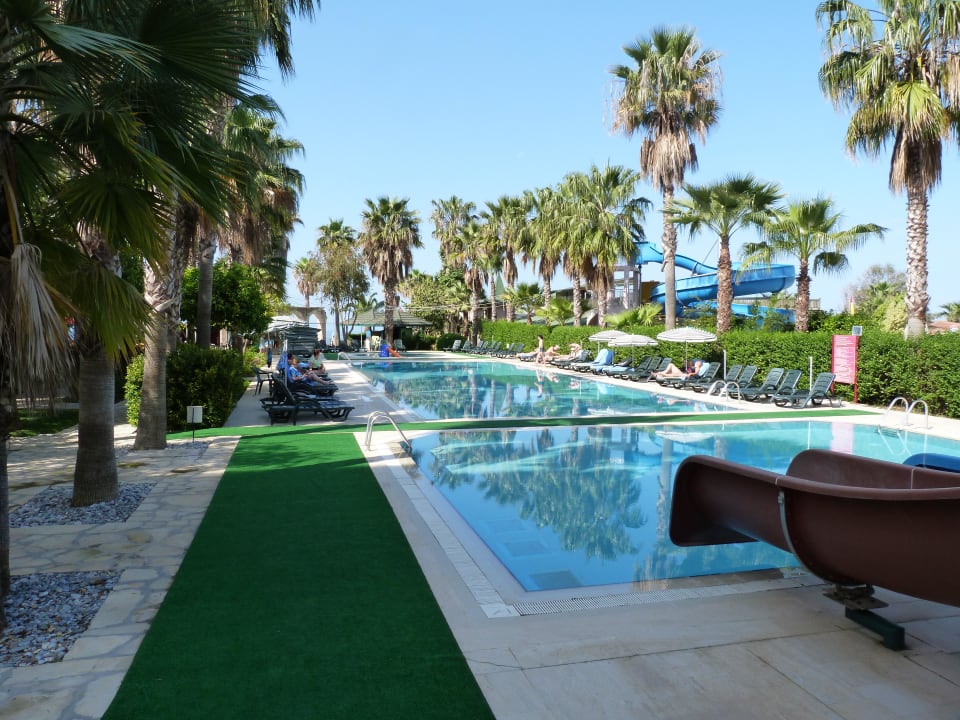 Rutschen am Pool, dahinter der Kinderpool Hotel Meryan