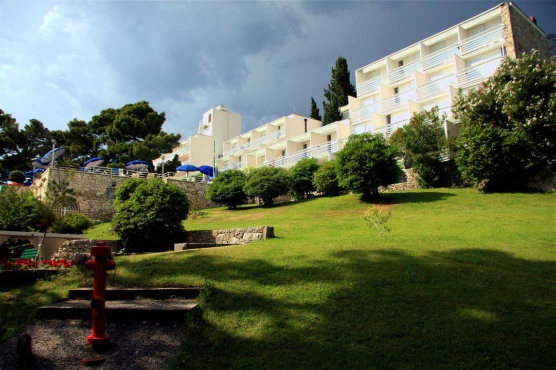 Gartenanlage mit Blick zum Hotel Bluesun Hotel Berulia