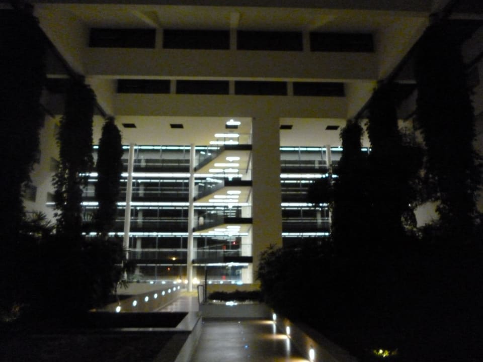Hotel od wewnątrz Hotel Courtyard by Marriott Prague Airport