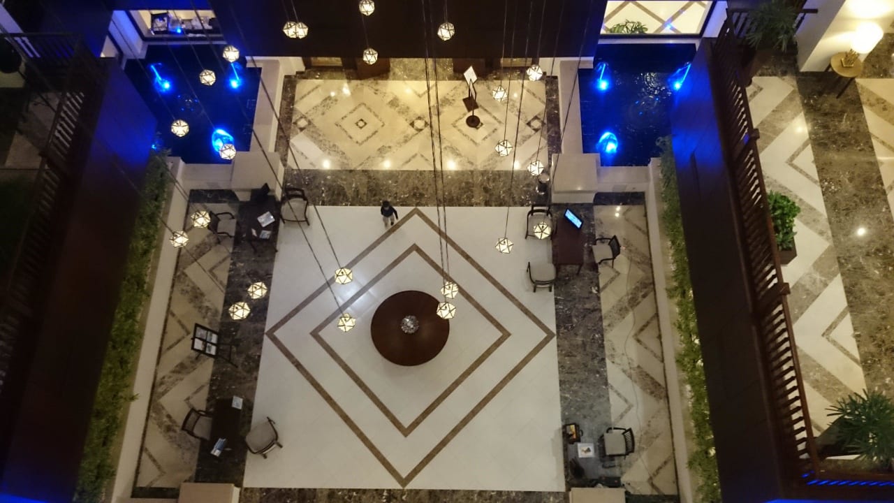 Von oben auf die Lobby Steigenberger Aqua Magic