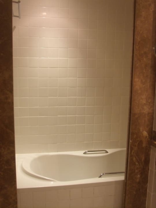 Badewanne mit schimmeligem Vorhang Malikia Resort Abu Dabbab