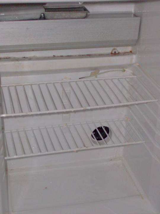 Leere, dreckige Mini-Bar Hotel Cataract Pyramids Resort