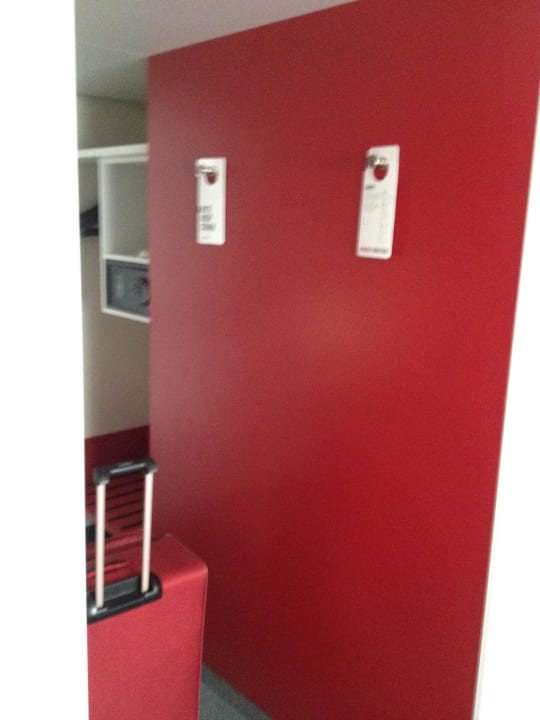 Ganz links die Kofferablage. Mehr gibt es nicht. DORMERO Hotel Hannover