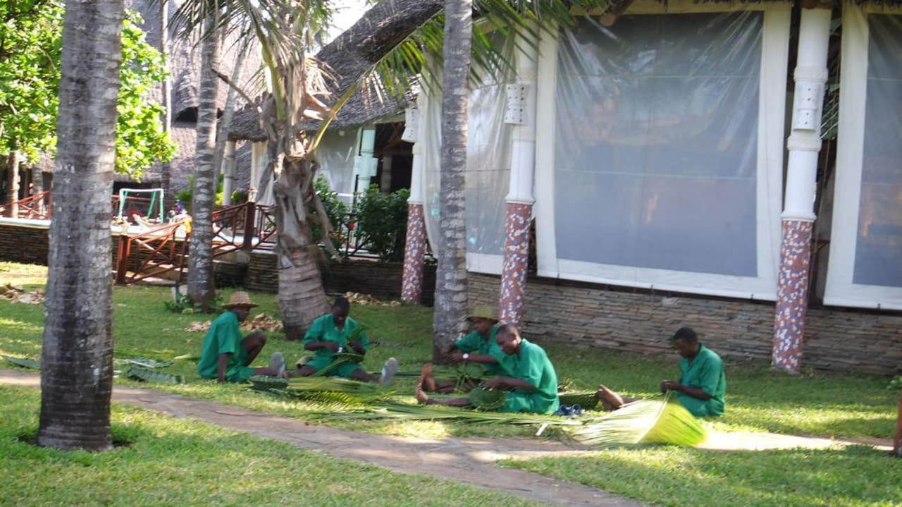 Gärtner bei der Arbeit Neptune Village Beach Resort & Spa