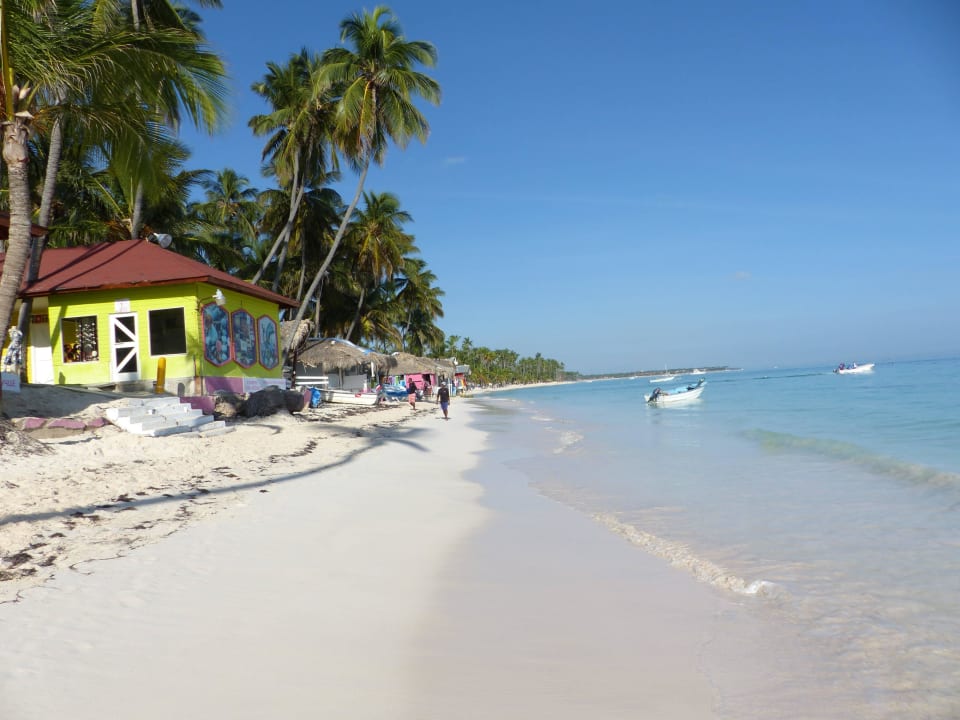 Strand nach links weg mit Souvenirshops Vista Sol Punta Cana