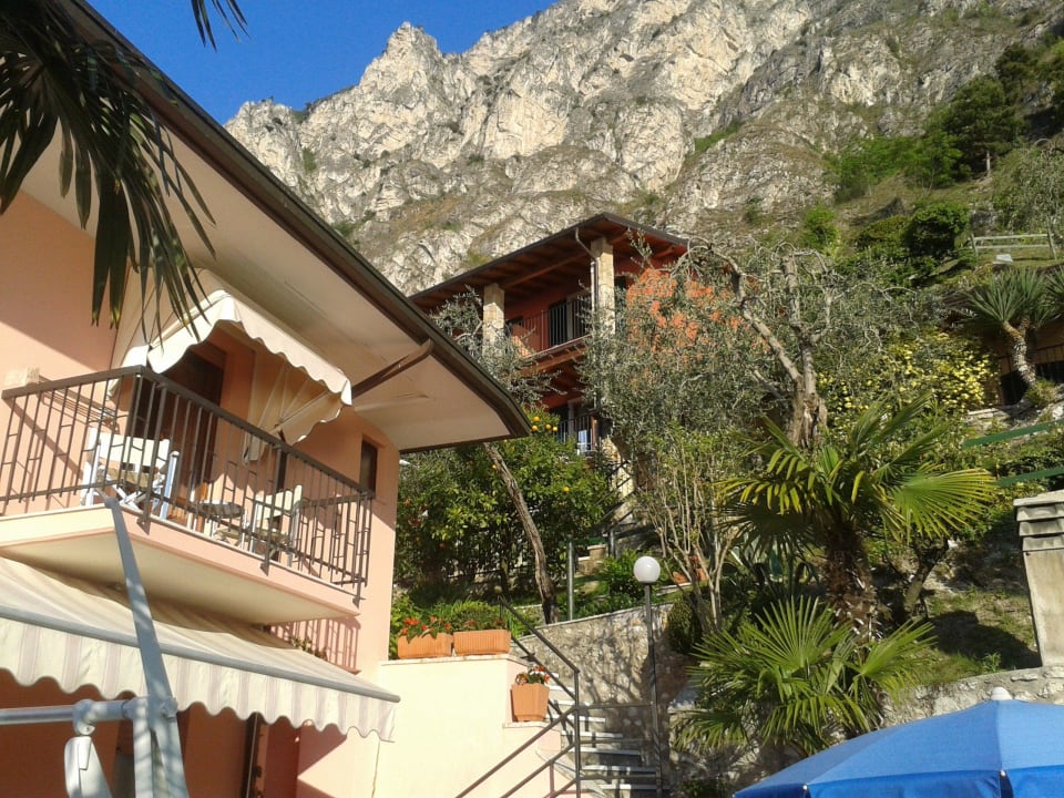 Im Hintergrund Berge Relax Hotel Villa La Gardenia & Oleandra