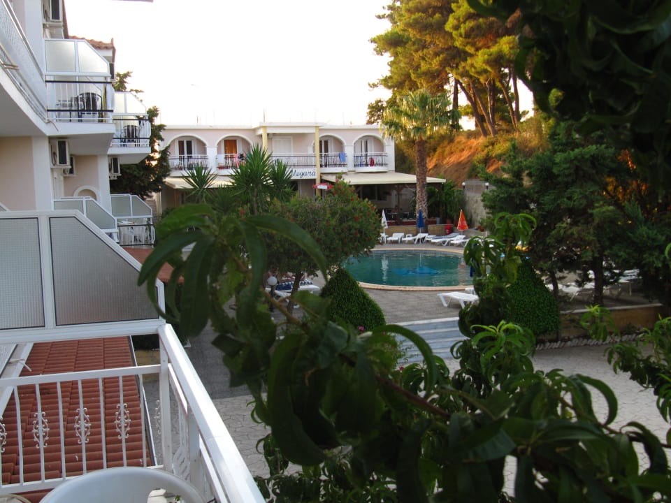 Widok z balkonu. po prawej widok na morze. Hotel Megara