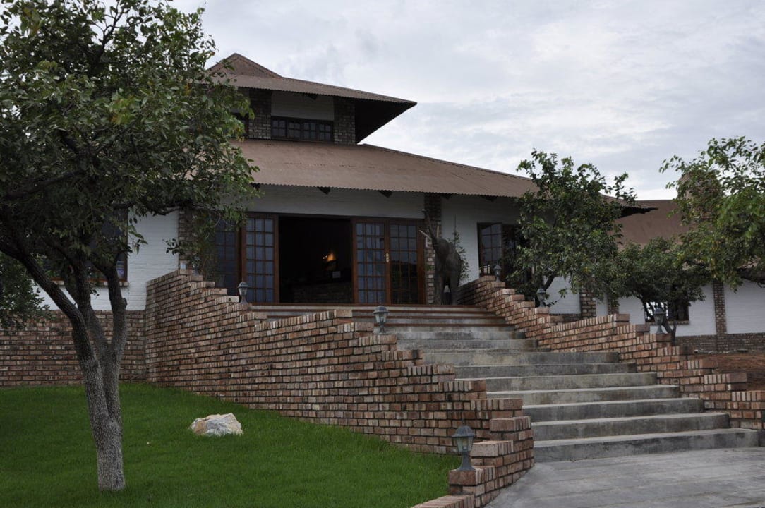Eingang zur Lodge Etosha Safari Lodge