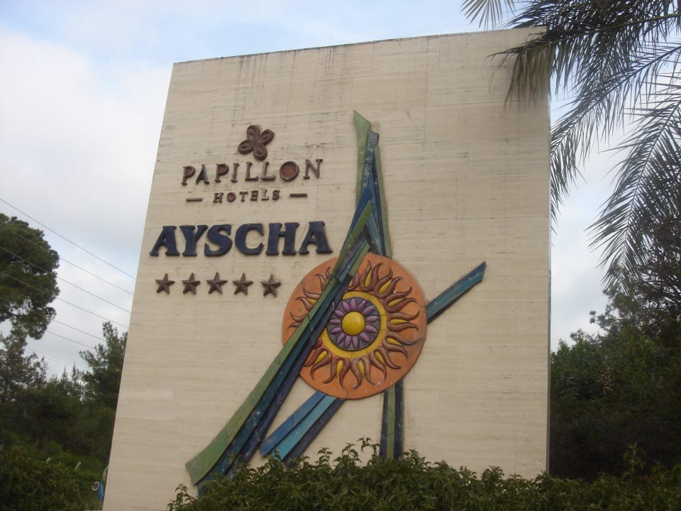 Před vstupem do hotelu Papillon Ayscha