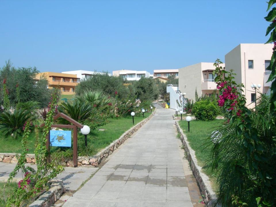 Die Bungalowanlage mit Grünflächen Atlantica Mikri Poli Rhodes