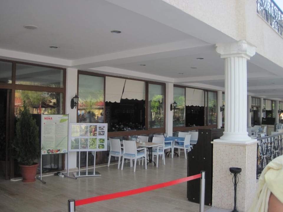 Immer offene Fenster und verschiedene Tischdecken Hotel Club Nena