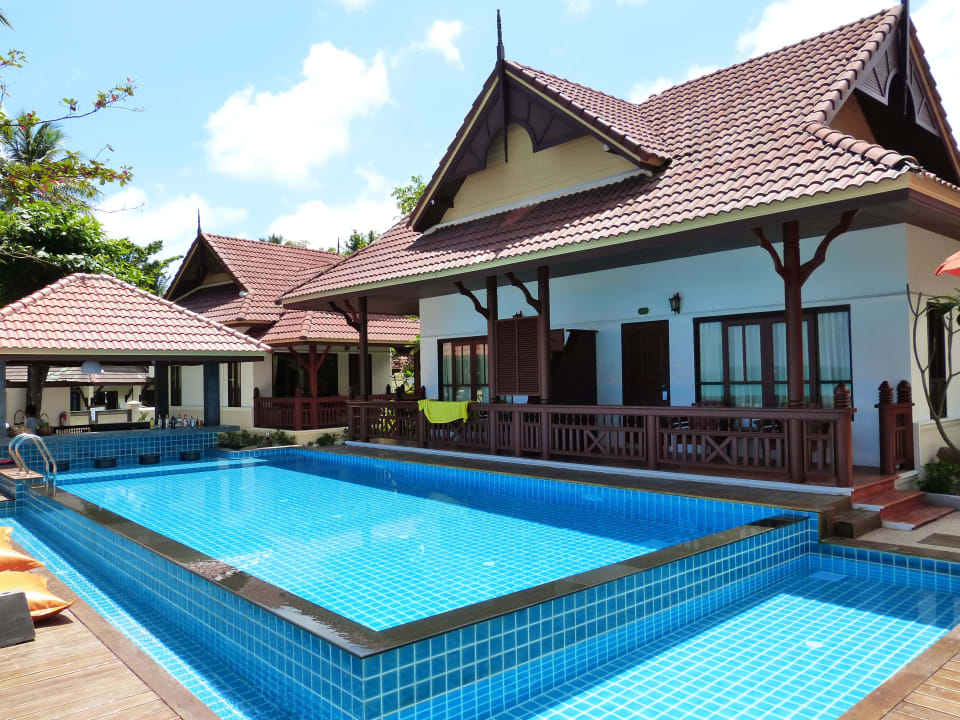 Poolanlage mit Bar Bhundhari Chaweng Beach Resort
