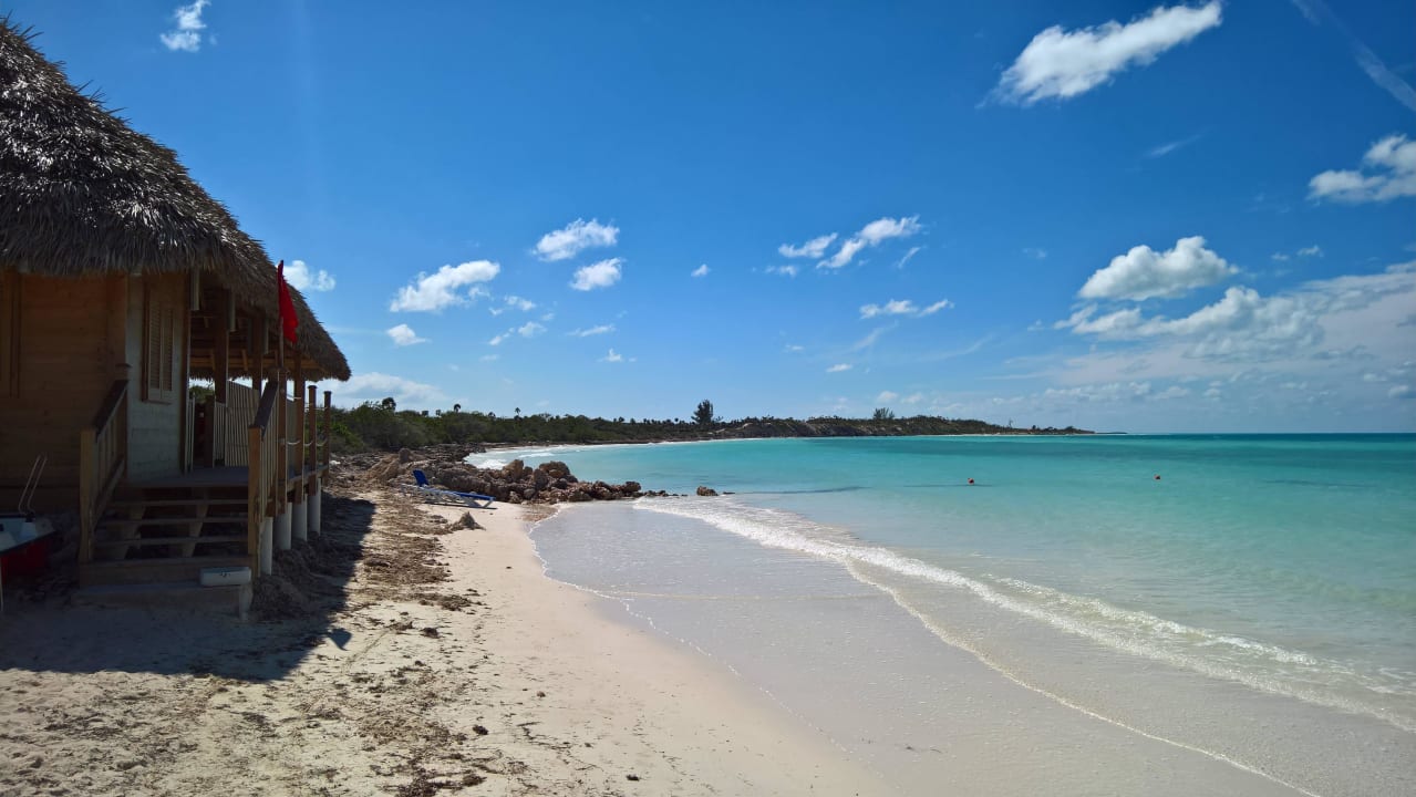 Hotelstrand mit Blick auf Wassersportstation Iberostar Origin Playa Pilar