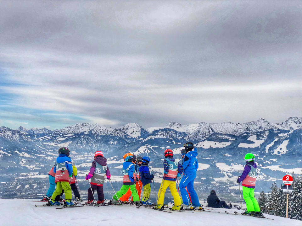 Skischule des Hotels; Skikurs auf der Piste Familotel Allgäuer Berghof