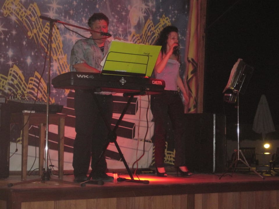 Abendliche Livemusik alle zwei Tage Melas Resort Hotel