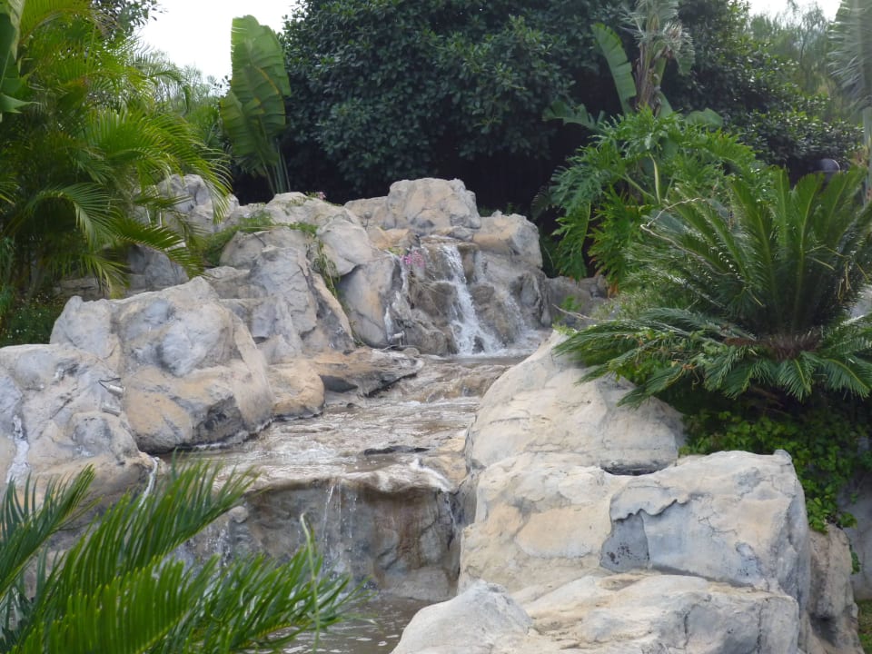 Der Wasserfall am Schwimmbad Hotel Las Aguilas, Affiliated by Meliá