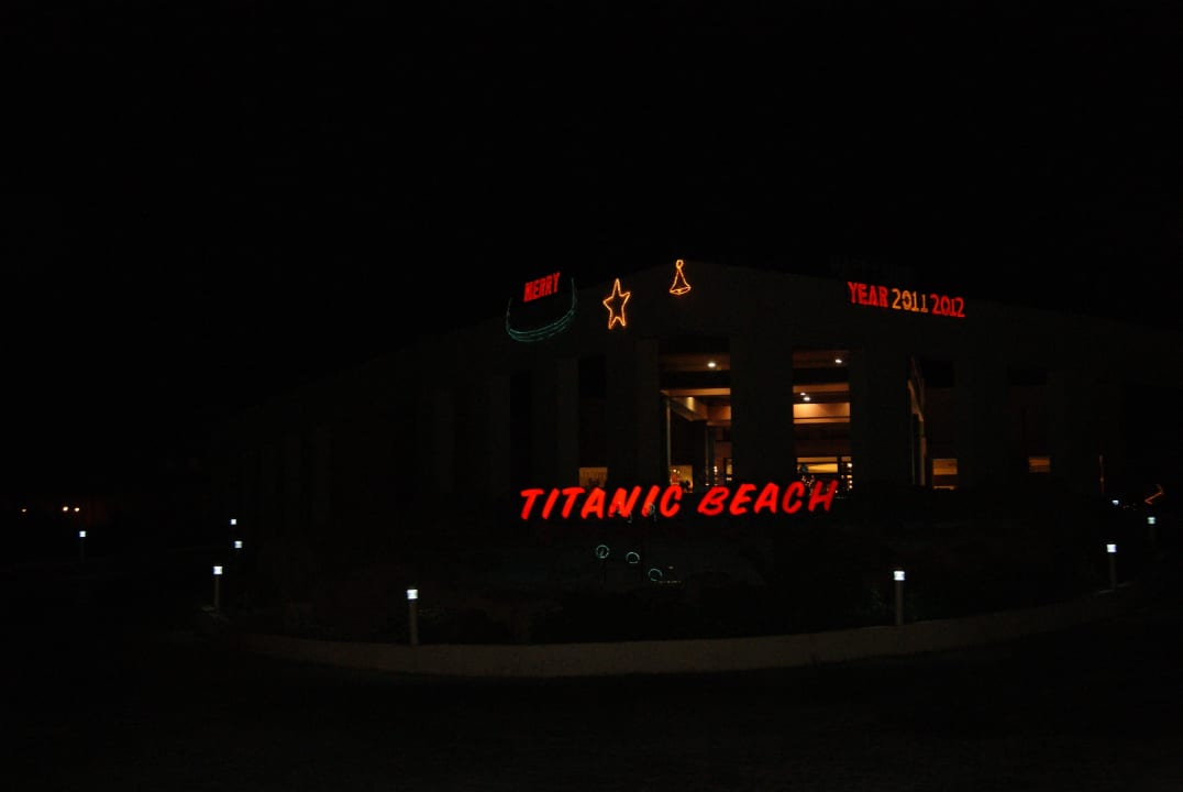 Front hotelu z dekoracjami świątecznymi  Titanic Beach Spa & Aqua Park
