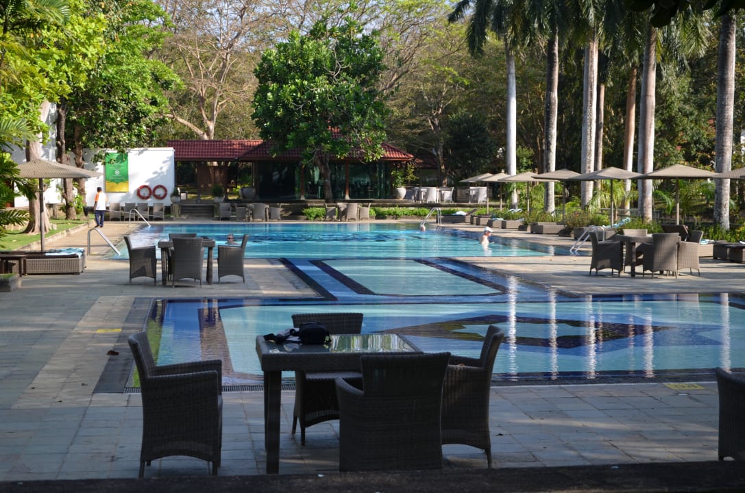 Große Poolanlage Cinnamon Lodge Habarana