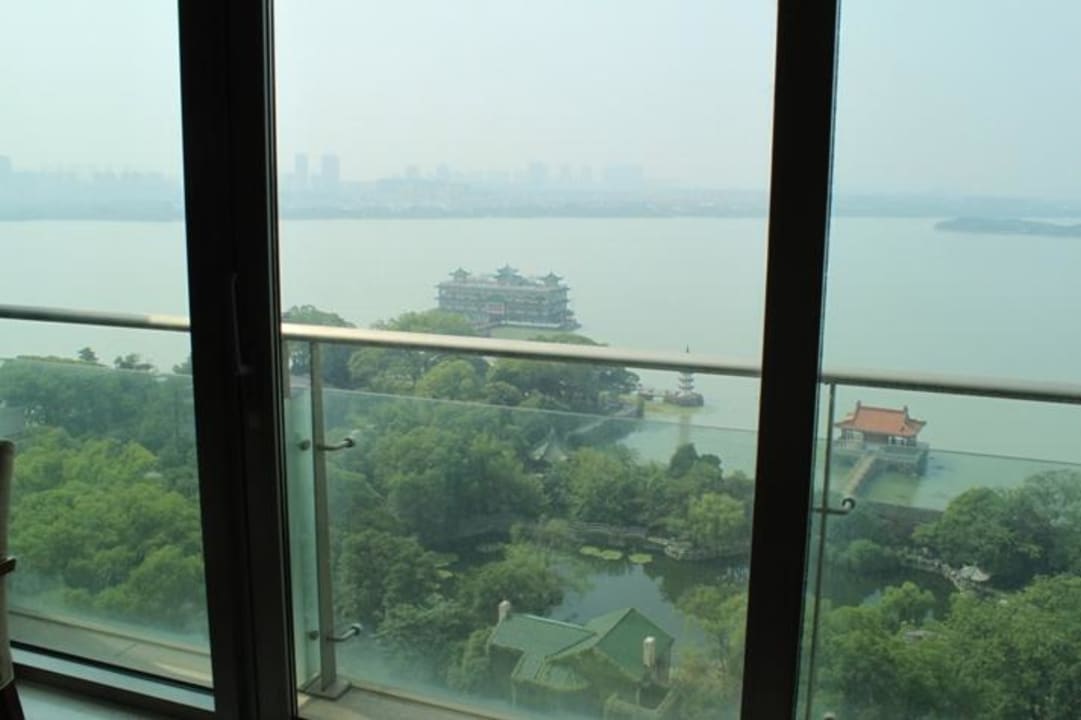 Blick auf See und Garten Wuxi Juna Hubin Hotel