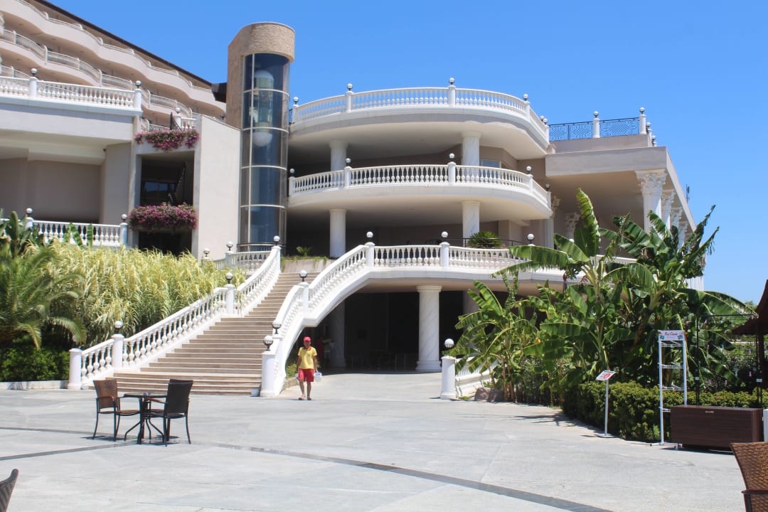 Вид на главное здание отеля Starlight Resort Hotel