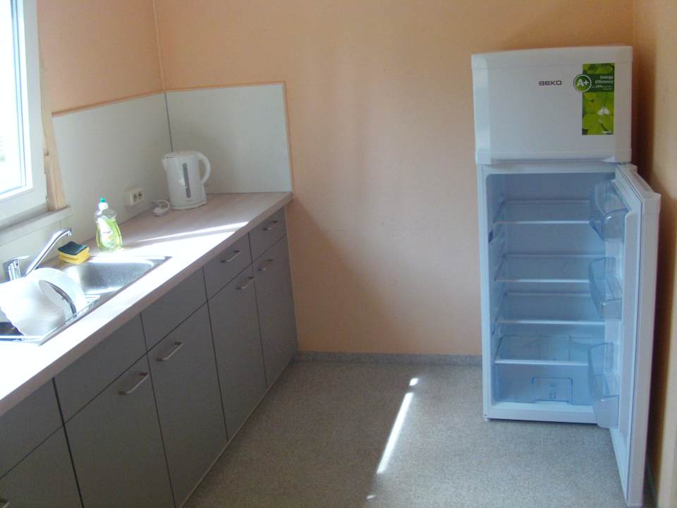 Küche und Kühlschrank für Alle Knattercamping Bantikow am See