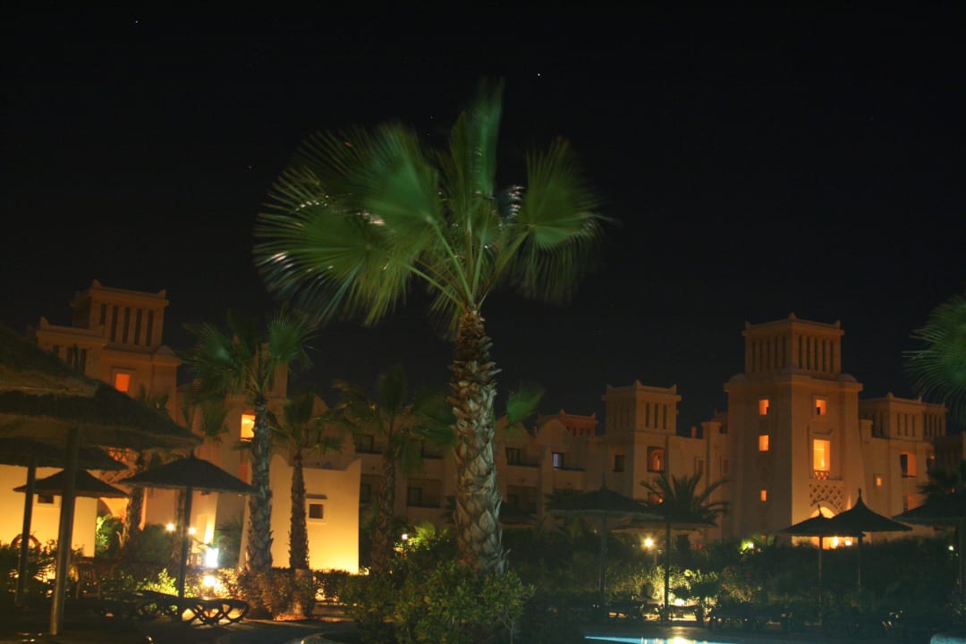 Poolanlage bei Nacht Hotel Riu Touareg