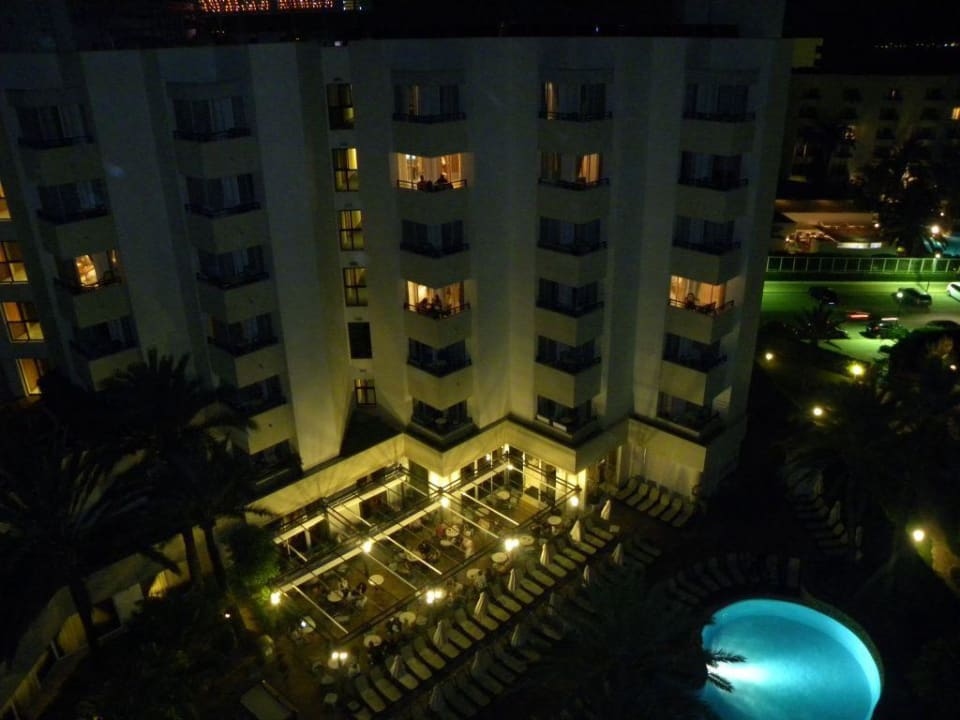 Außenanlage abends Hipotels Bahia Grande