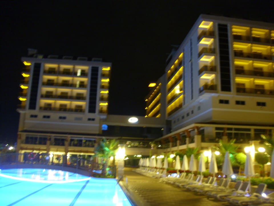 Poolanlage bei Nacht Dizalya Palm Garden