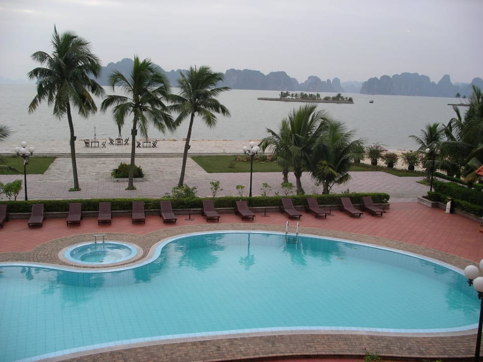 Pool mit Blick auf die Halong Bucht La Paz Resort Tuan Chau Ha Long