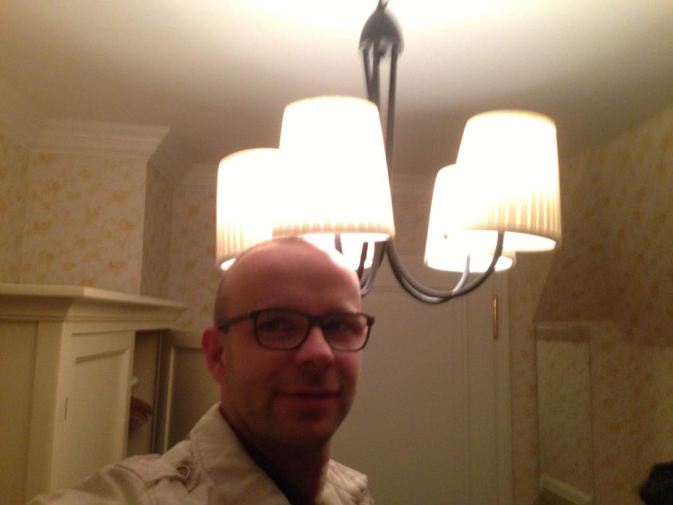 Bei 185 cm Größe stößt man sich den Kopf a.d. Lamp Hotel Vier Jahreszeiten Kühlungsborn