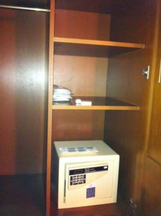Schrank mit Safe Hilton Malta