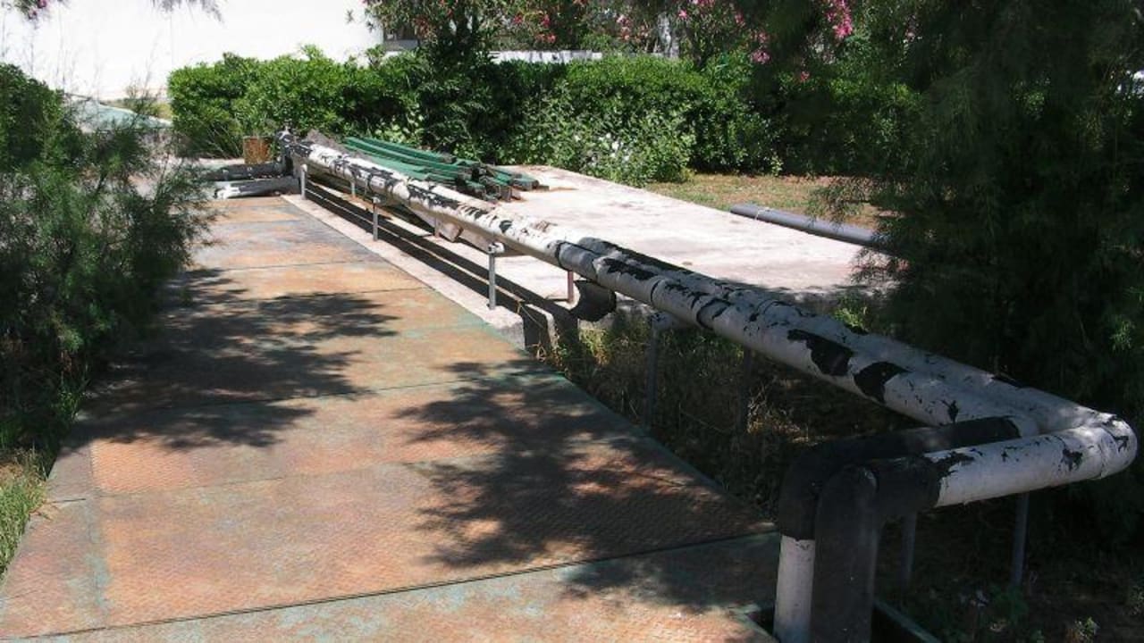 Rohrleitungenn neben dem Tennisplatz Hotel Calypso Beach