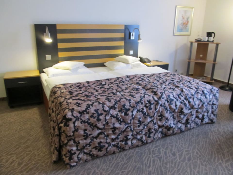 Doppelbett im Standardzimmer Lindner Hotel Frankfurt Hochst, part of JdV by Hyatt