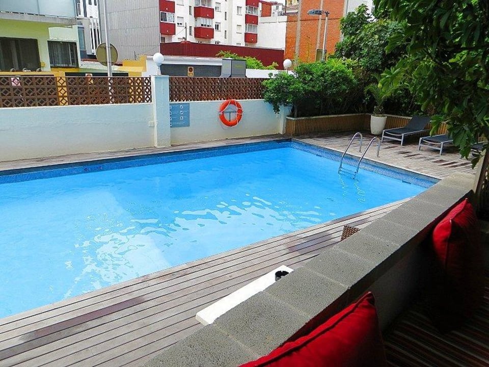 Blick von der überdachten Terrasse zum Pool The 15 th Boutique Hotel