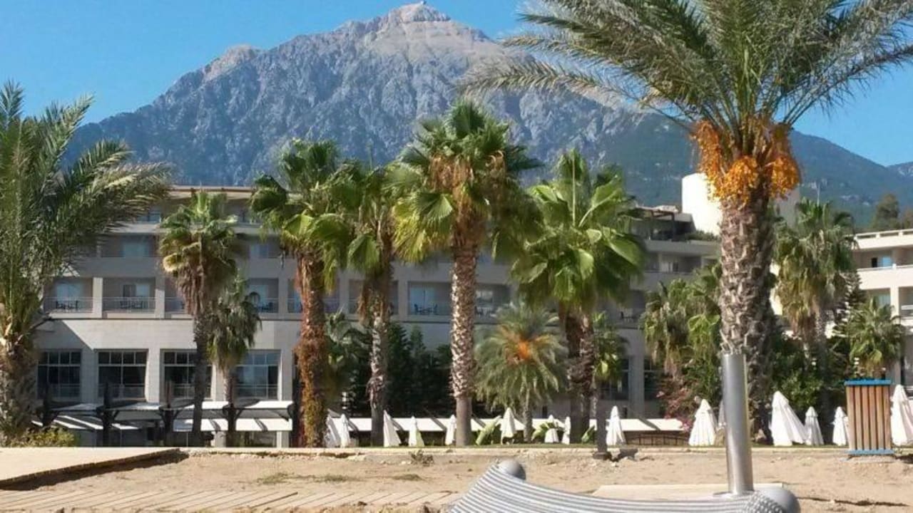 Wunderschöner Ausblick vom Strand auf die Berge Rixos Premium Tekirova