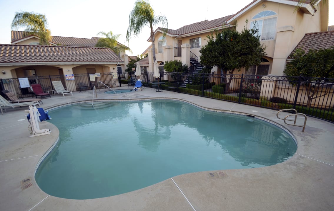 Pool Garden Inn and Suites Fresno
