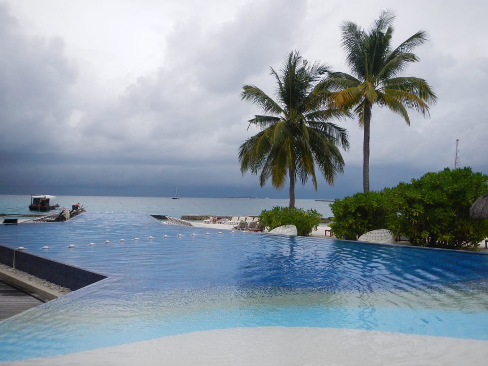 Infinity Pool Kuramathi Maldives