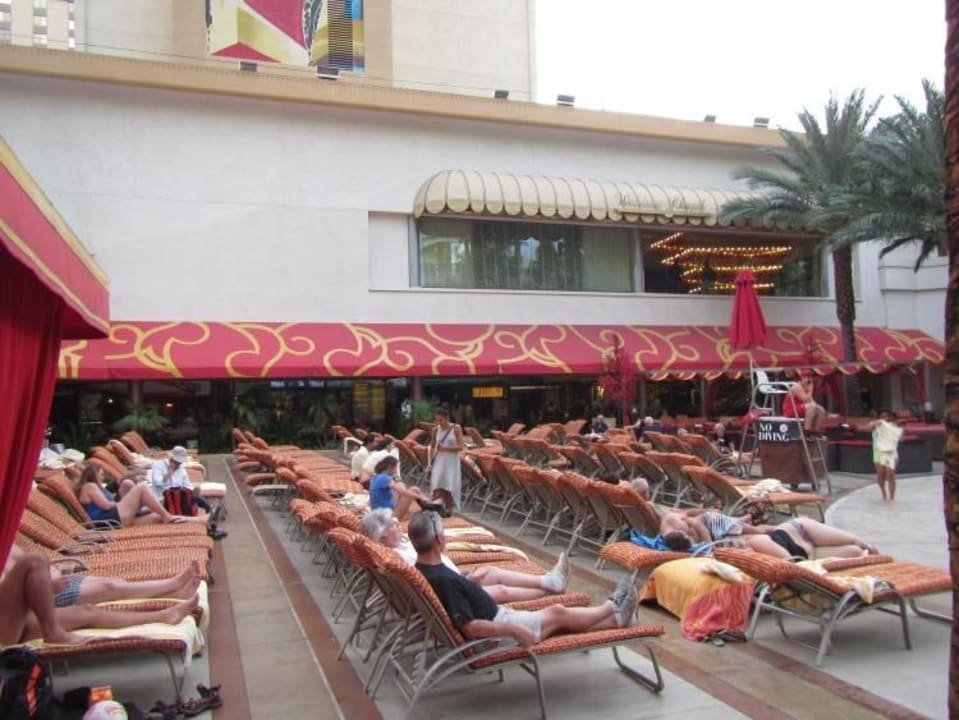 Liegen am Pool Hotel Golden Nugget