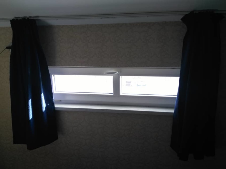 Piwniczne okno w pokoju Elvira Hotel