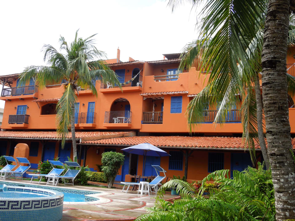 Pool mit Hotelgebäude Hotel Costa Linda