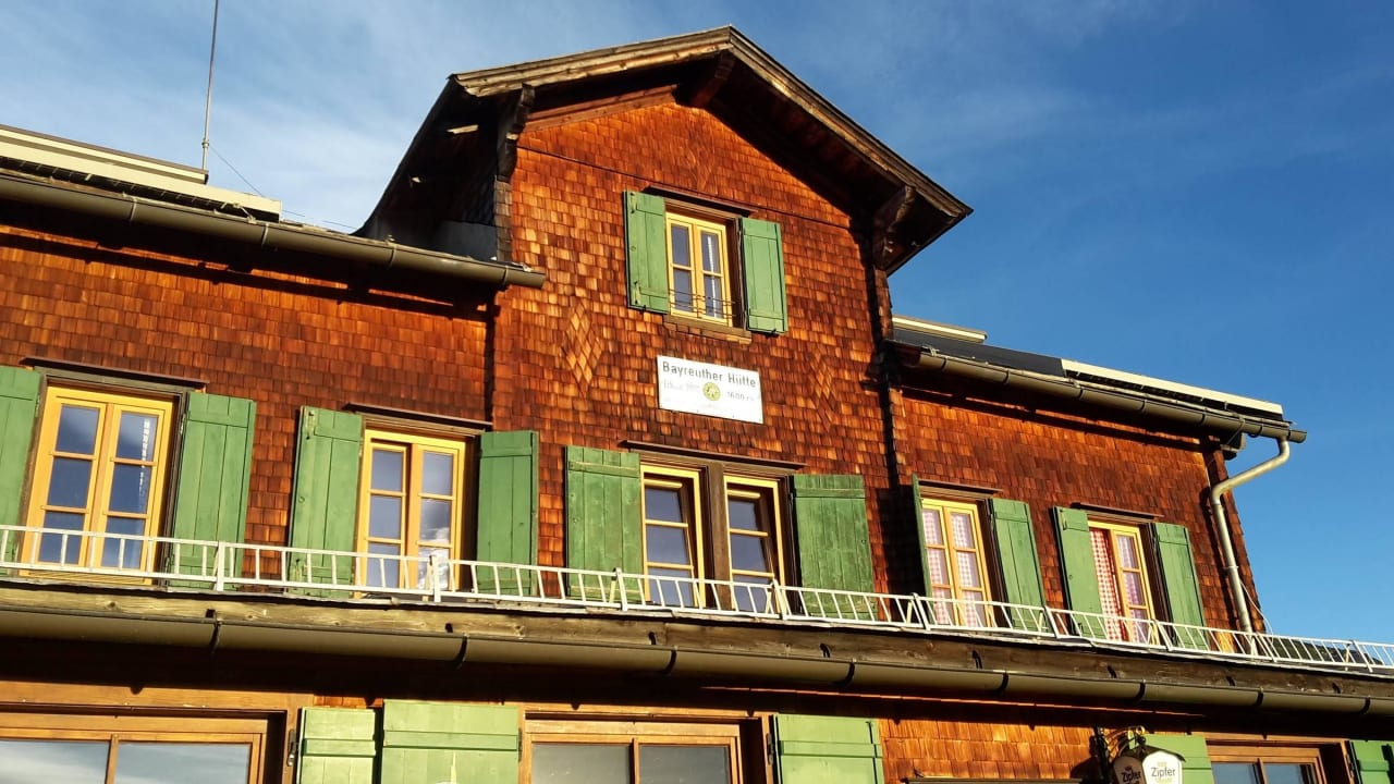 Außenansicht der Hütte Bayreuther Hütte