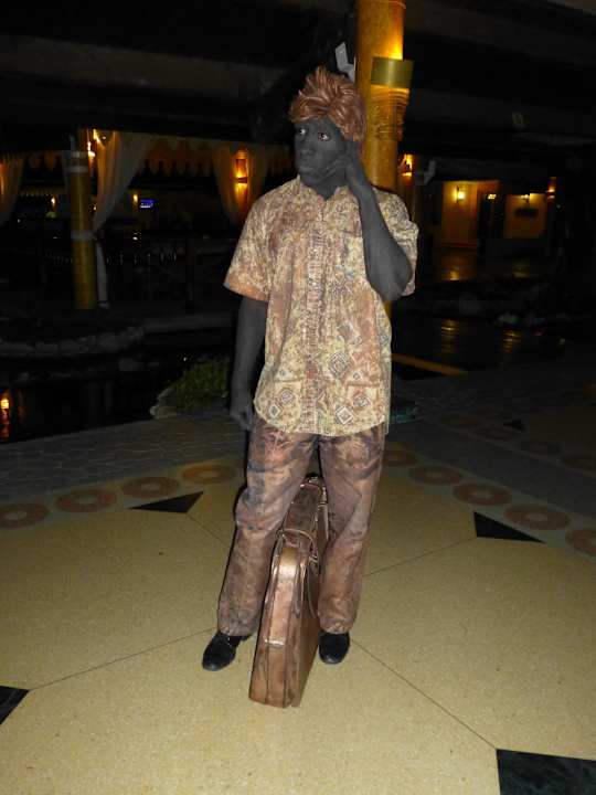 Künstler in der Lobby Hotel Playa Pesquero