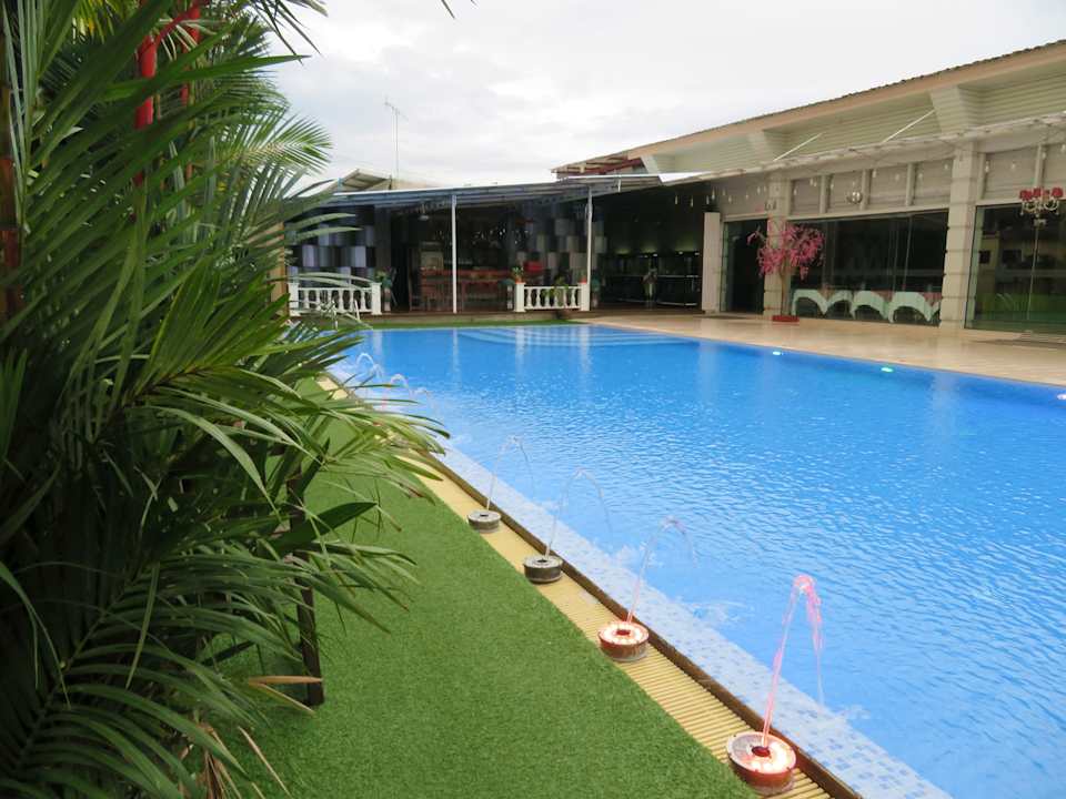 Pool im Innenhof Ruean Phae Royal Park Hotel