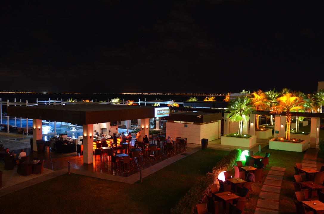 Poolbar Crowne Plaza Hotel Yas Island