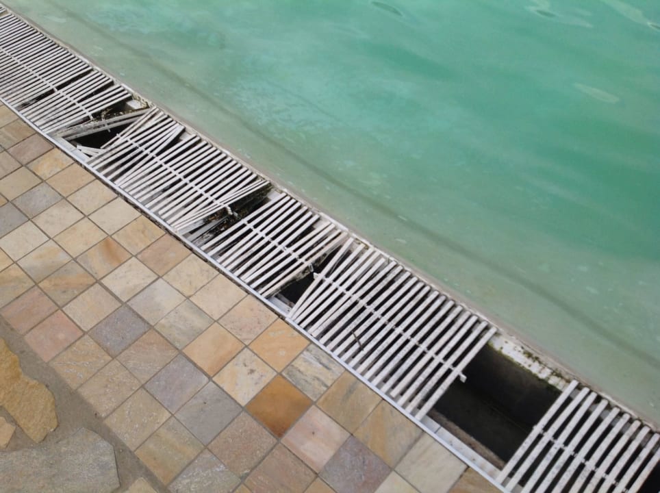 Marode Poolumrandung Paestum Inn Beach Resort